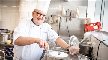 Dominik Flettner, Küchenchef im Bremerhavener Atlantic Sail City Hotel, zeigt dass Resteessen ein Genuss sein kann.
