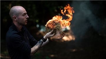 Dominik Knausenberger zeigt, wie man in der Wildnis Feuer machen kann.