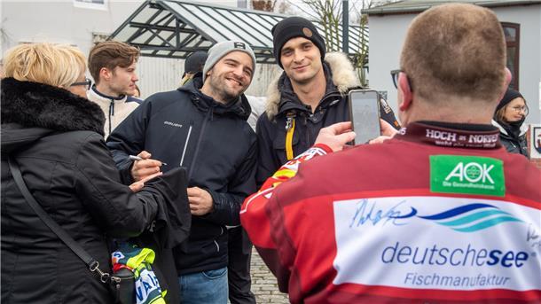 Sechs Spieler verlassen die Fischtown Pinguins - der Abschied in Bildern Dominik Uher (links) und Vladimir Eminger posieren für ein Foto.
