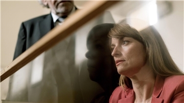 Dominique (Ina Paule Klink) ist die Chefin von Borchert (Christian Kohlund).