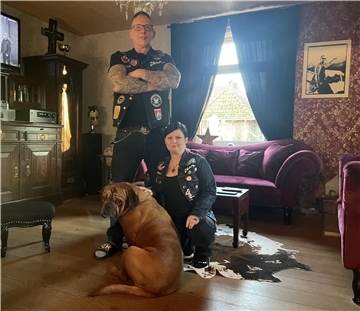 Paar in Wohnzimmer