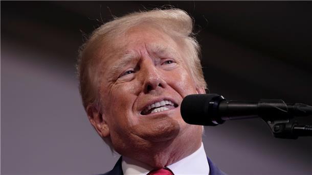 Trump sagt unter Eid zu Verleumdungsklage aus Donald Trump, ehemaliger Präsident der USA, spricht bei einer Kundgebung.
