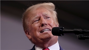 Donald Trump, ehemaliger Präsident der USA,  spricht bei einer Kundgebung.