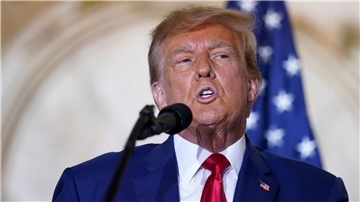 Donald Trump, Ex-Präsident der USA, muss wegen eines sexuellen Übergriffs eine Entschädigung in Millionenhöhe zahlen.