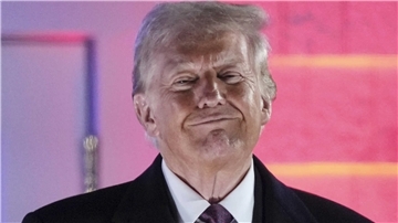 Der designierte US-Präsident Donald Trump lächelt. Er hat seinen eigenen Krypto-Meme-Coin gestartet.
