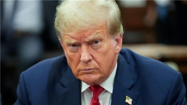 Knapp bei Kasse - Trump droht die Pfändung Donald Trump hat offenbar Probleme, eine Kaution von rund 450 Millionen US-Dollar zu begleichen.