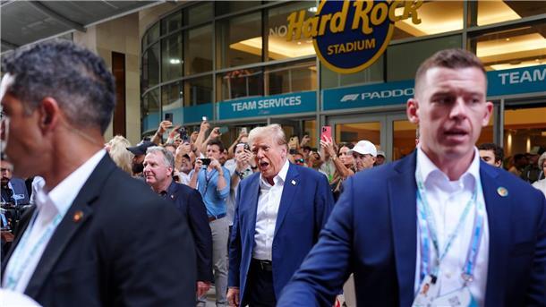 Wie Trump die Formel 1 verunsichert Donald Trump (M) hat es von seinem Anwesen in Florida nicht weit zur Strecke in Miami.