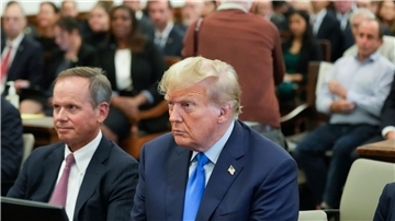 Donald Trump sitzt im Gerichtssaal des New York Supreme Court.