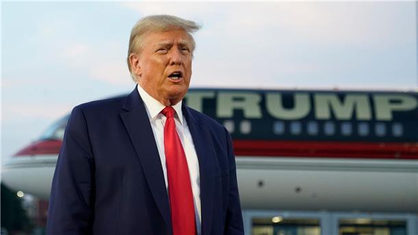 Donald Trump spricht mit Reportern vor dem Abflug vom Hartsfield-Jackson Atlanta International Airport.