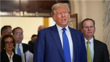 Donald Trump spricht während einer Pause seines Prozesses wegen Wirtschaftsbetrugs am New York Supreme Court.