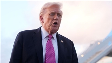 Donald Trump verhängte Zölle auf Lastwagen und Busse - und verlängerte zugleich Vergünstigungen für in den USA produzierte Fahrzeuge mit Import-Bauteilen.