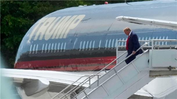 Donald Trump verlässt am Miami International Airport sein Flugzeug. Nach der Anklage in der Affäre um geheime Regierungsdokumente gibt er sich kämpferisch.