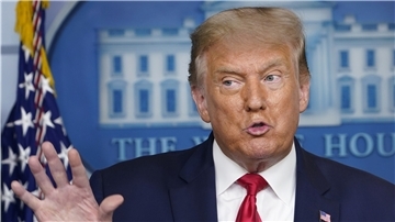 Donald Trumps Name steht auf den Schecks.