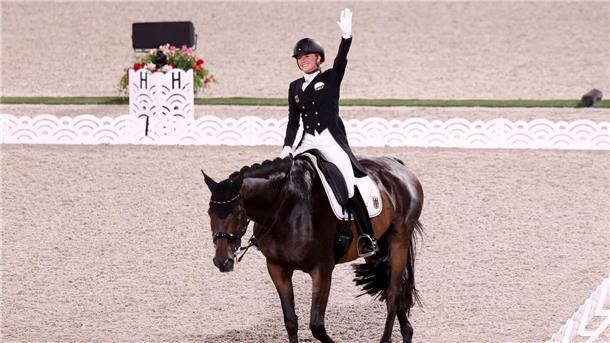 Goldschmiede der Reiter vor Olympia in der Krise Doppel-Olympiasiegerin Jessica von Bredow-Werndl reitet unter erschwerten Bedingungen in Paris um Gold.