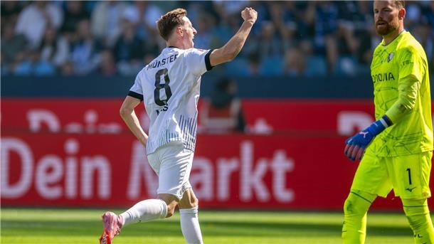 Nächste Niederlage für Bochum: 1:2 gegen Münster Doppeltorschütze Joshua Mees jubelt über seinen zweiten Treffer.