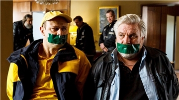 Dorfsheriff Koops (Aljoscha Stadelmann, r) und Postbote Heiner (Moritz Führmann) in einer brenzlichen Situation.