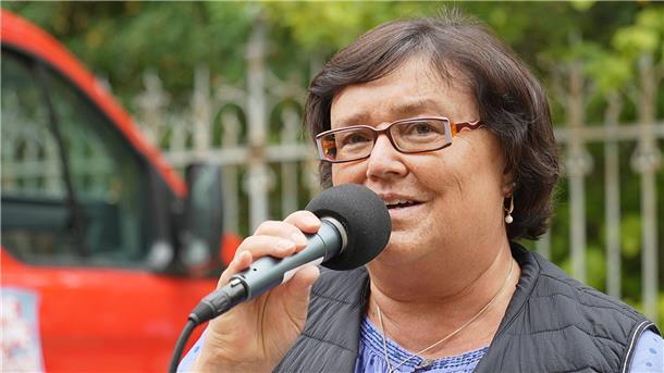 Mut ist weiblich: Doku „Drei Frauen gegen Rechtsextremismus“ Doritta spricht bei einer „Lila-Welle“-Demonstration.