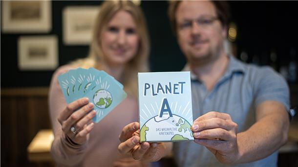 Dorothee und Jonas Hufer aus Bremerhaven haben mit Hilfe einer Croudfunding-Aktion ein Klima-Kartenspiel namens „Planet A“ entwickelt.