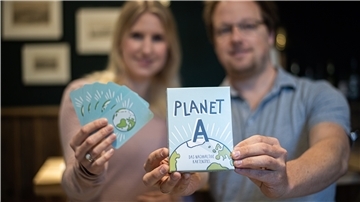 Dorothee und Jonas Hufer aus Bremerhaven haben mit Hilfe einer Croudfunding-Aktion ein Klima-Kartenspiel namens „Planet A“ entwickelt.
