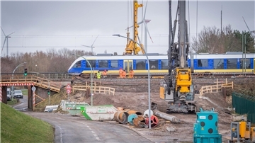 Dort, wo der Sand aufgeschüttet ist und der große Bohrer steht, wird die neue Hexenbrücke entstehen. Auch die Straßenführung wird verschwenkt. Die alte Unterführung wird zugeschüttet.