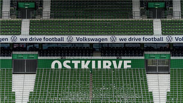 Die große Leere bei Werder Bremen Dort, wo sonst die treuesten Fans von Werder Bremen stehen, war nur eine große Leere. Die Ostkurve im Weserstadion ohne Zuschauer ist das Symbolbild für das, was dem Fußball bei Geisterspielen fehl: die Emotionen.