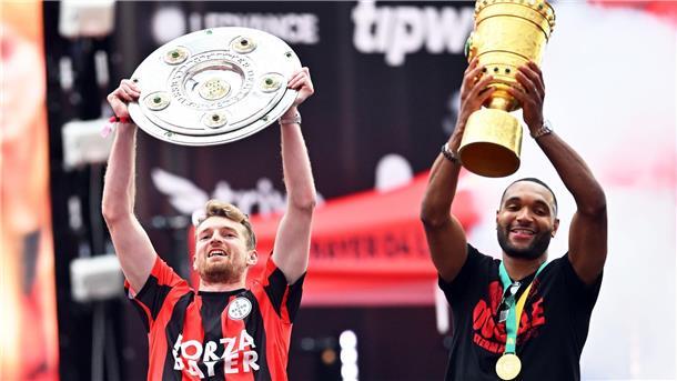 Sportler des Jahres: Märtens und Ogunleye favorisiert Double-Sieger: Meisterschale und DFB-Pokal holten sich in diesem Jahr die Fußballprofis von Bayer Leverkusen um Torwart Lukas Hradecky (l) und Abwehrchef Jonathan Tah.