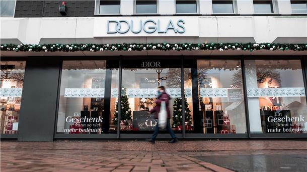 Douglas will zurück an die Börse Douglas hat europaweit 1850 Filialen in 22 Ländern und beschäftigt rund 18.000 Menschen.