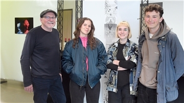 Dozent Axel Stiehler (von links) konnte seine Studentinnen und Studenten Janina Reusch, Annika Bartz und Finn Kuhlmann mit seiner Kafka-Begeisterung anstecken.