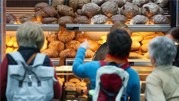 Nordenham und Butjadingen: Hier gibt‘s am 31.Oktober Brötchen Kunden stehen in der Bäckerei und kaufen Brote.