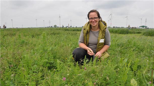 Dr. Anja Schmitz vom ADAM-Projekt der Universität Göttingen auf einer artenreichen Versuchsfläche. Ziel des ADAM-Projekts ist es, auf intensiv genutztem Dauergrünland Zonen mit einer artenreichen Vegetation zu integrieren.