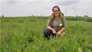 Dr. Anja Schmitz vom ADAM-Projekt der Universität Göttingen auf einer artenreichen Versuchsfläche. Ziel des ADAM-Projekts ist es, auf intensiv genutztem Dauergrünland Zonen mit einer artenreichen Vegetation zu integrieren.