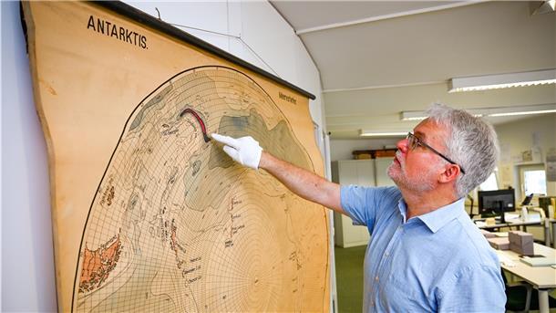 Dr. Christian Salewski zeigt ein kleines Messgerät, mit dem Alfred Wegener und seine Gefährten bei ihrer Grönland-Expedition in den 1930er Jahren Wetteerdaten gesammelt haben.