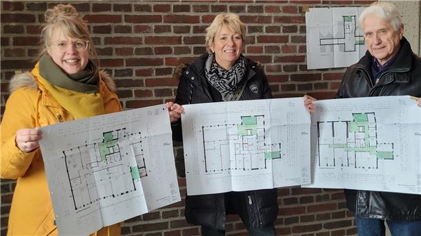 Dr. Claudia Schütze (stellvertretende Leiterin der Kreisvolkshochschule, links), Geschäftsführerin Ulrike Michalzik und Hans Francksen (Gesellschafterversammlung) freuen sich, dass aus dem Postgebäude bis Mitte 2024 ein Bildungshaus wird.