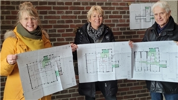 Dr. Claudia Schütze (stellvertretende Leiterin der Kreisvolkshochschule, links), Geschäftsführerin Ulrike Michalzik und Hans Francksen (Gesellschafterversammlung) freuen sich, dass aus dem Postgebäude bis Mitte 2024 ein Bildungshaus wird.