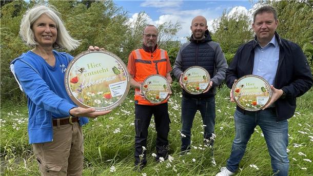 Was Naturschützer und Bauhof in Butjadingen gemeinsam für die Artenvielfalt tun Eine Frau und vier Männer in Butjadingen. Der NABU und die Gemeinde machen gemeinsame Sachen für mehr Artenvielfalt.