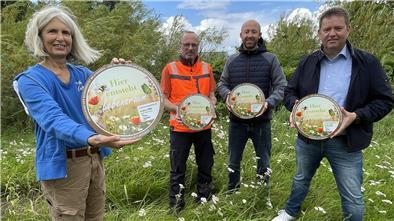 Eine Frau und vier Männer in Butjadingen. Der NABU und die Gemeinde machen gemeinsame Sachen für mehr Artenvielfalt.  