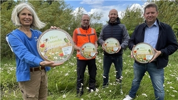 Eine Frau und vier Männer in Butjadingen. Der NABU und die Gemeinde machen gemeinsame Sachen für mehr Artenvielfalt.  