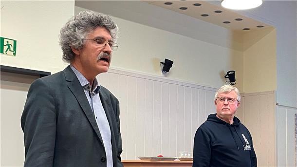 Kritik an Radwegführung in Geestemünde: Schmeck-Lindenau spricht Klartext Dr. Hans Joachim Schmeck-Lindenau (l.) vom ADFC Bremerhaven mit Michael Ring (Sprecher der Stadtteilkonferenz Geestemünde).