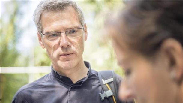 Dr. Heiner Wilmer im Gespräch mit Susanne Schwan. Wilmer ist seit September 2018 katholischer Bischof von Hildesheim und kommt regelmäßig zu Besuch ins Dekanat Bremerhaven/Cuxhaven. Als Vorsitzender der deutschen katholischen Gesellschaft Justitia et Pax und gewählt zum "Sozialbischof" der Deutschen Bischofskonferenz ist der 63-Jährige weltweit unterwegs, besucht Kriegsgebiete ebenso wie Orte, wo soziale Hilfe dringend not tut, zuletzt besuchte er Bolivien und Israel - als erster katholischer Bischof weltweit, im November 2023.