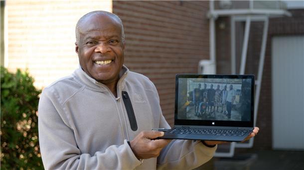 Dr. Joseph Ukhagbe hat sich selbst ein Bild von der Tischlerei in der nigerianischen Stadt Ile-Ife gemacht,. Dort unterstützt der Verein GEGA aus Schiffdorf einen Lehrling. 