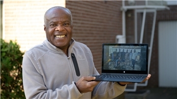 Dr. Joseph Ukhagbe hat sich selbst ein Bild von der Tischlerei in der nigerianischen Stadt Ile-Ife gemacht,. Dort unterstützt der Verein GEGA aus Schiffdorf einen Lehrling. 