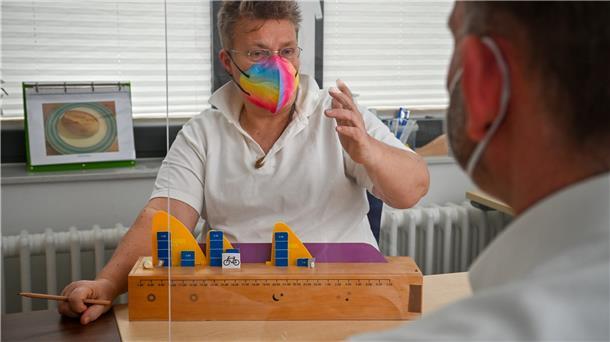 Dr. Iris Gerlach zeigt anhand eines Modells der Insulinwirkung, wie Insulintherapie, Kohlenhydrate und Lebensumstände aufeinander abgestimmt werden können.