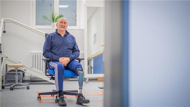 Dr. med. Wolf-Dieter Seifert träumt davon, eines Tages wieder am Deich entlangzuspazieren. Mit seiner regelmäßigen Physiotherapie arbeitet er diszipliniert darauf hin, diesen Traum in die Realität umzusetzen. 