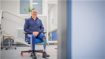 Dr. med. Wolf-Dieter Seifert träumt davon, eines Tages wieder am Deich entlangzuspazieren. Mit seiner regelmäßigen Physiotherapie arbeitet er diszipliniert darauf hin, diesen Traum in die Realität umzusetzen. 