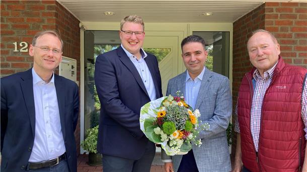 Schiffdorf hat bald wieder einen Arzt: Dr. Niazi Habash plant eine Zweigstelle Dr. Niazi Habash (dritter von links) möchte Schiffdorfs Arztpraxis in der Straße Am Feldkamp wieder öffnen. Die Verwaltungsspitze mit Christian Grüter (von links) und Henrik Wärner sowie Ortsbürgermeister Rainer Lagies freuen sich riesig.