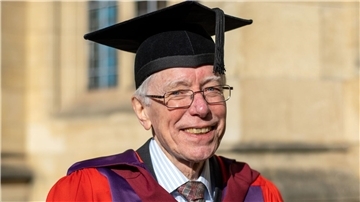 Dr. Nick Axten, 76, der 1970 ein Doktorat begann, und nach gut 50 Jahren seinen Abschluss gemacht hat.