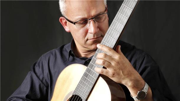 Dr. Oliver Fartach-Naini hat in Adelaide, Australien, eine Professur an der Musikhochschule, der Gitarrist stammt aus Bremerhaven und kommt alle paar Jahre für ein Konzert mit Kreiskantorin Eva Schad zurück.