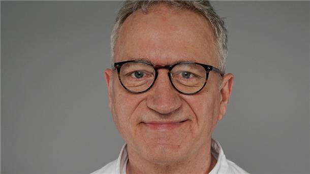 Dr. Peter Petarus, leitender Oberarzt für Unfallchirurgie und Orthopädie im St.- Bernhard-Hospital, übernimmt ab 4. Januar 2024 die Sprechstunden in der chirurgischen MVZ-Praxis.