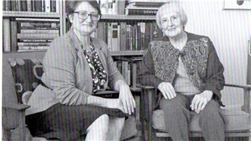 Dr. Renate Neeman (rechts), geborene Berg, mit Tochter Jenifer Sawicki (links), in Cincinnati/USA, 2015.