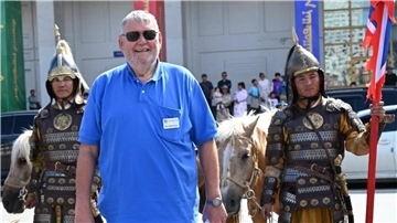 Dr. Rolf Wildförster aus Varel, ehemaliger Vorsitzender des DRK-Kreisverbandes Wesermarsch, hat nach einem Knöchelbruch in der Mongolei eine Odyssee hinter sich bringen müssen. 
